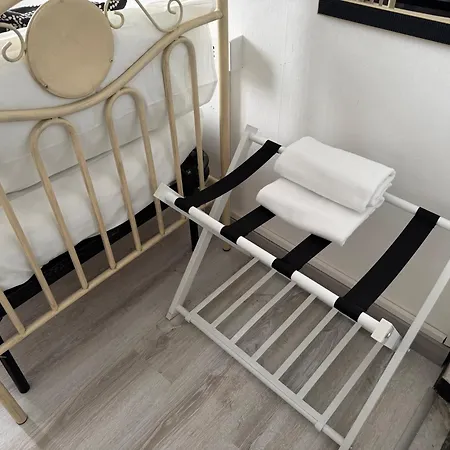 The Moon Suites&rooms Pensión *