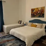 بيت ضيافة The Moon Suites&rooms