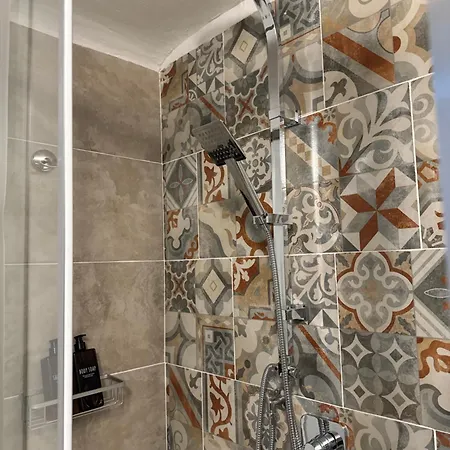 The Moon Suites&rooms בית הארחה